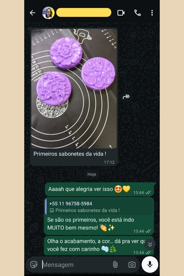 Aluna do Saponaria Brasil mostrando seus primeiros sabonetes