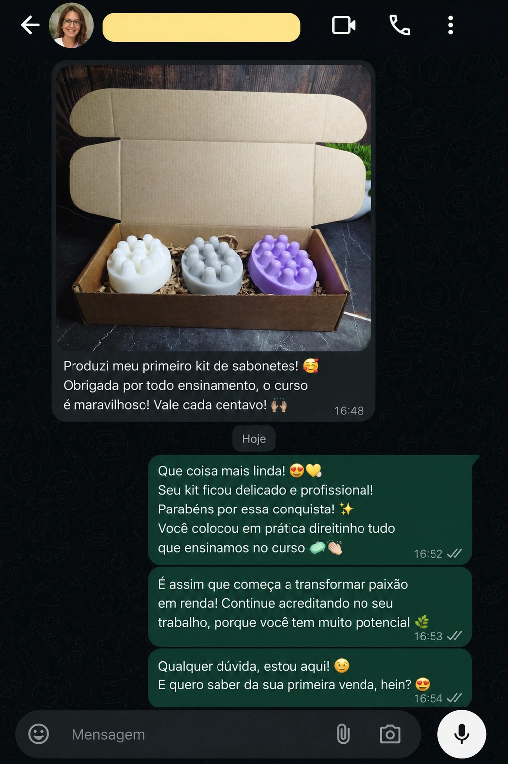 Aluna do Saponaria Brasil mostrando seu primeiro kit de sabonetes