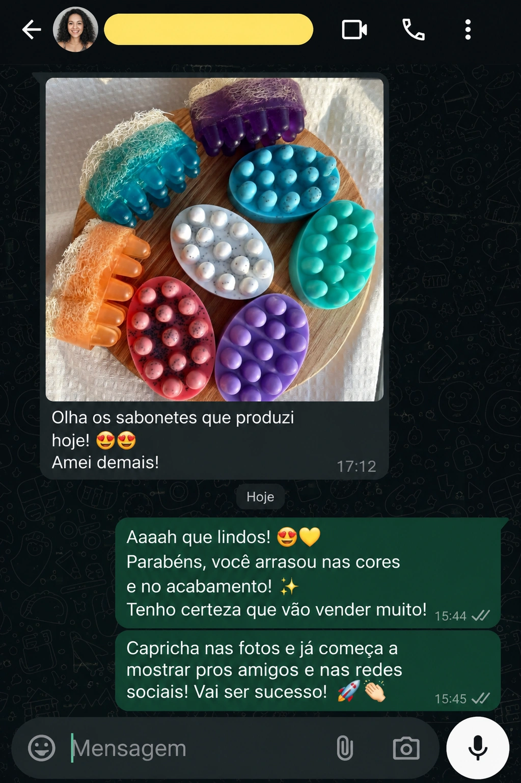 Aluna do Saponaria Brasil mostrando sabonetes coloridos que produziu