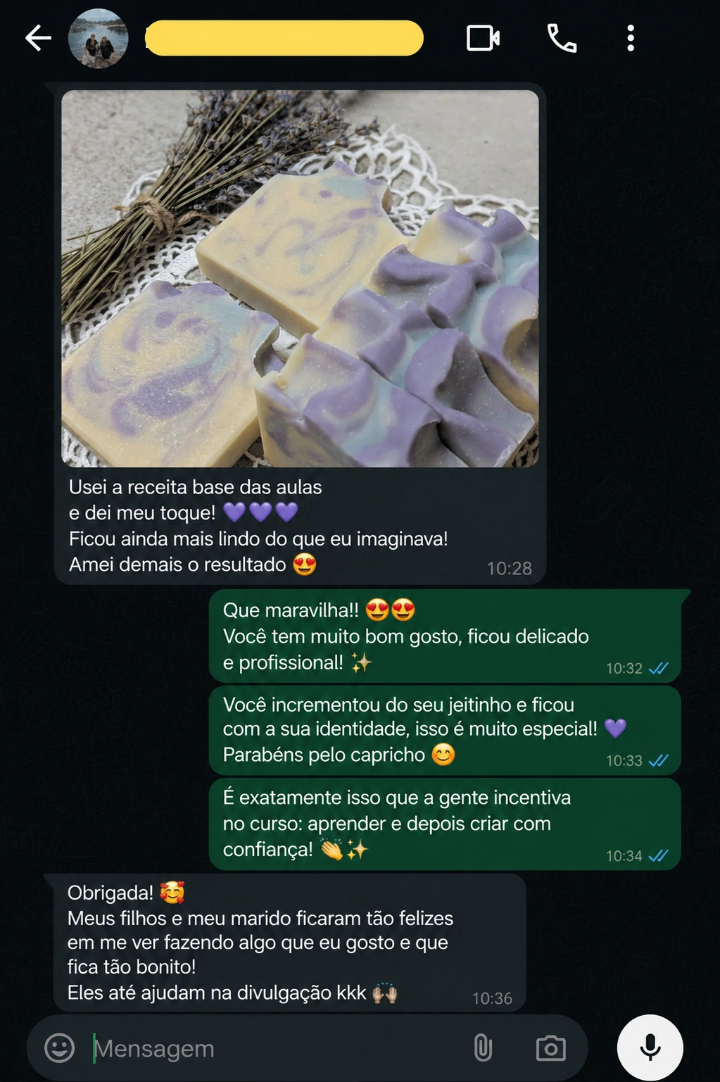 Aluna do Saponaria Brasil mostrando sabonetes marmorizados de lavanda