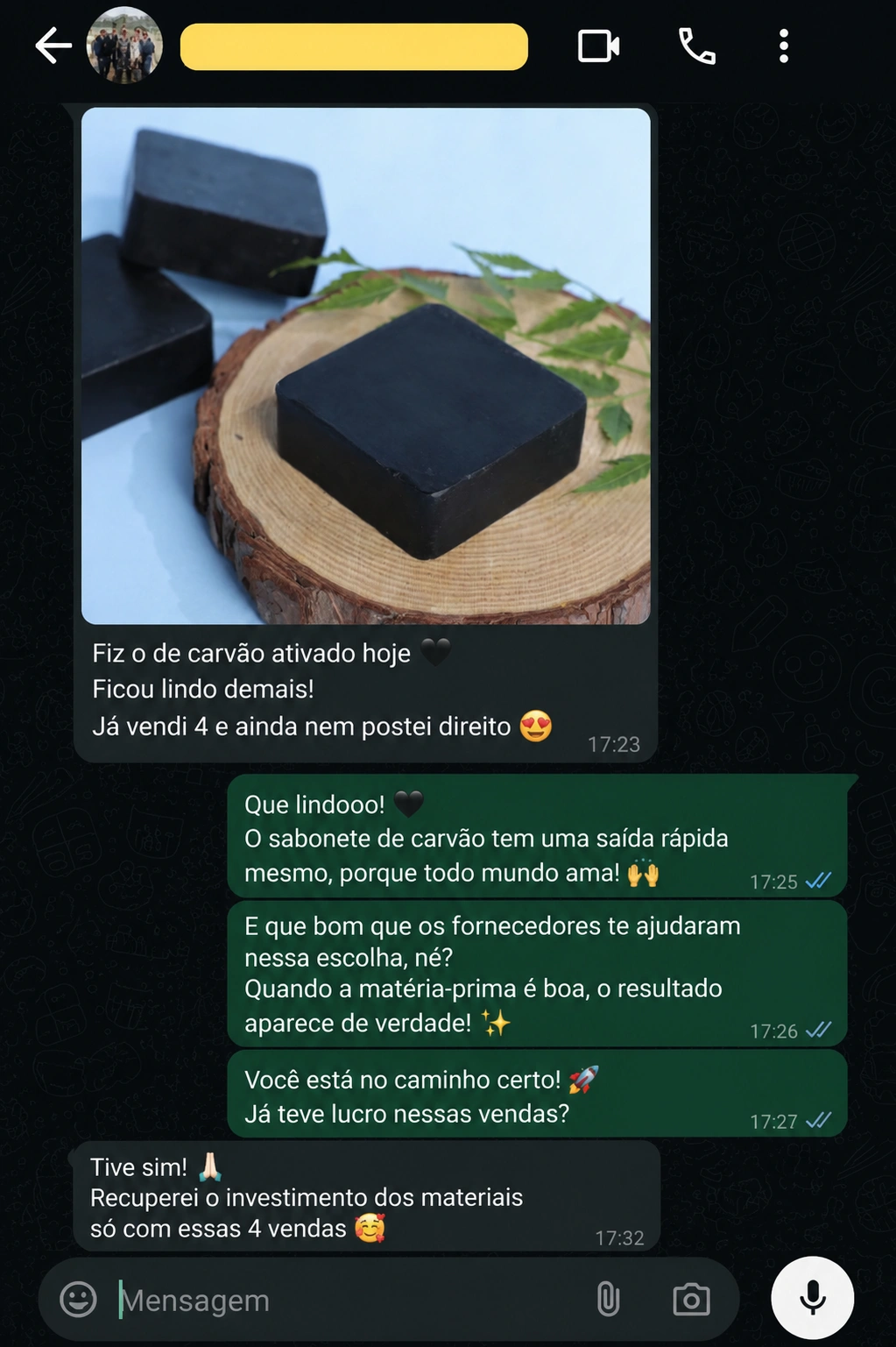 Aluna do Saponaria Brasil vendendo sabonete de carvão ativado